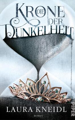 Die Krone der Dunkelheit Das Buchcover zeigt eine elegante Sanduhr, deren Glaskörper mit feinen Details verziert ist. Im oberen Teil der Uhr sind dunkle Nuancen, während der untere Teil hell erstrahlt. Die Krone mit goldenen und blauen Akzenten liegt an der Basis der Sanduhr. Über der Sanduhr steht der Titel „DIE KRONE DER DUNKELHEIT“ in geschwungener, schwarzer Schrift, während der Name der Autorin, Laura Kneidl, darunter in schlichterer Schrift in einem sanften Grau platziert ist.