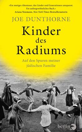 Kinder des Radiums Das Buchcover zeigt eine schwarz-weiße Fotografie von Kindern, die Masken tragen und auf einem Feld in Gruppen spielen. Die Farbgestaltung ist dominierend in strahlendem Gelb, was eine lebendige Atmosphäre schafft. Der Titel „Kinder des Radiums“ ist in großen, schwarzen Lettern zentral platziert, gefolgt vom Untertitel „Auf den Spuren meiner jüdischen Familie“ in kleinerer Schrift. Der Name des Autors, Joe Dunthorne, steht oben in der Ecke.