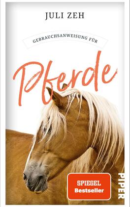 Gebrauchsanweisung für Pferde Das Buchcover zeigt ein close-up Fotografie eines Pferdes mit langem, hellem Fell und einer sanften Mimik. Der Titel „Pferde“ ist in großen, orangefarbenen, geschwungenen Buchstaben prominent platziert. Darunter steht „Gebrauchsanweisung für“ in eleganter, schmaler Schrift. Oben auf dem Cover befindet sich der Name der Autorin „Juli Zeh“ und unten rechts das Label „SPIEGEL Bestseller“ in einem weißen Banner. Der Hintergrund ist minimalistisch und hell, was die Aufmerksamkeit auf die zentralen Elemente lenkt.