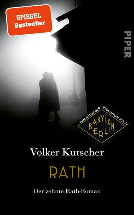 Rath Das Buchcover zeigt eine düstere, schwarz-weiße Stadtlandschaft, in der sich zwei silhouettenhafte Figuren nahe einer Straßenecke umarmen. Der Hintergrund ist neblig und vermittelt eine geheimnisvolle Atmosphäre. Oben links befindet sich ein rotes Schild mit der Aufschrift „SPIEGEL Bestseller – Jetzt als Taschenbuch“. Der Titel „RATH“ von Volker Kutscher ist in klarer, weißer Schrift in der Mitte des Covers platziert. Darunter steht „Der zehnte Rath-Roman“ in kleinerer Schrift. Am oberen rechten Rand ist der Verlag „Piper“ vermerkt.