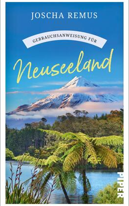 Gebrauchsanweisung für Neuseeland Das Buchcover zeigt eine malerische Landschaft Neuseelands mit einem majestätischen Berg im Hintergrund, der teilweise von Wolken umgeben ist. Im Vordergrund spiegeln sich grüne Pflanzen und Wasserflächen wider. Der Titel „Gebrauchsanweisung für Neuseeland“ ist in einer geschwungenen, hellgelben Schriftart prominent platziert, während der Autorenname „JOSCHA REMUS“ darüber in blauer Schrift steht. Die Farbpalette umfasst sanfte Blautöne, grünliche Akzente und weiche Erdtöne.