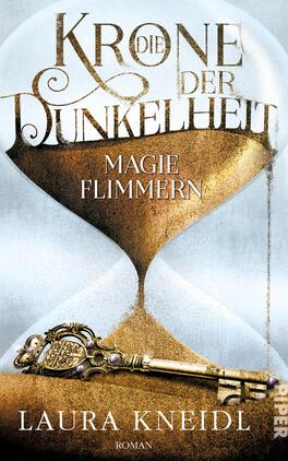 Die Krone der Dunkelheit Das Buchcover zeigt eine stilisierte Sanduhr auf einem hellen Hintergrund. Oben wird der Titel „Die Krone der Dunkelheit“ in verschnörkelter, goldener Schrift dargestellt, während darunter „Magie flimmern“ in schlichterer Schrift steht. Die Sanduhr ist halb gefüllt mit goldenem Sand, und vorne liegt ein dekorativer Schlüssel mit lila Akzenten. Am unteren Rand befindet sich der Name der Autorin, Laura Kneidl, ebenfalls in goldener Schrift. Die Atmosphäre des Covers vermittelt ein Gefühl von Geheimnis und Magie.