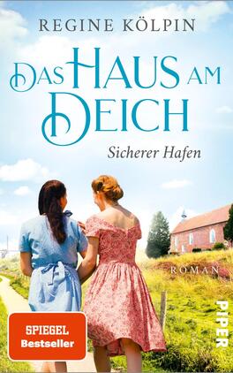 Das Haus am Deich – Sicherer Hafen Das Buchcover zeigt zwei Frauen in farbenfrohen Kleidern, die auf einem Weg entlang einer Wiese gehen, umgeben von einer ländlichen Idylle. Im Hintergrund sind ein kleines, rotes Haus und ein grüner Deich sichtbar. Der Himmel ist blau mit leichten Wolken. Der Titel „Das HAUS am DEICH“ ist in großen, geschwungenen Buchstaben oben platziert, und darunter steht „Sicherer Hafen“ in einer dezenten Schriftart. Unten links befindet sich das Wort „SPIEGEL Bestseller“ in einem roten Kästchen. Rechts unten steht „ROMAN“ in kleinerer Schrift.