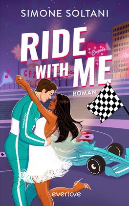 Ride with me – Die Rennstrecke ist sein Leben, bis sie ihn aus der Spur bringt Das Buchcover zeigt ein romantisches Paar, das in sportlicher Kleidung, optimal in Szene gesetzt, in einer dynamischen Pose vor einer urbanen Kulisse steht. Die Farben sind kräftig und lebhaft, dominierend sind Blau- und Pinktöne. Der Titel „RIDE WITH ME“ wird in markanter, moderner Schriftart präsentiert, während der Autorennamen „Simone Soltani“ darüber steht. Im Hintergrund sind Elemente des Rennsports sichtbar, wie eine Zielflagge und ein Rennwagen, was eine aufregende Atmosphäre hervorruft.