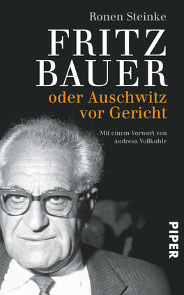 Fritz Bauer Das Buchcover zeigt ein schwarz-weißes Porträt eines älteren Mannes mit grauen Haaren und einer Brille, der ernst in die Kamera blickt. Der Titel „FRITZ BAUER“ ist in großen, weißen Buchstaben am oberen Rand platziert, während „oder Auschwitz vor Gericht“ in orangefarbenen Lettern darunter steht. Der Name des Autors, Ronen Steinke, ist in kleinerer Schriftgröße in weißer Farbe oberhalb des Titels zu sehen. Am unteren Rand befindet sich, ebenfalls in weiß, der Verweis „Mit einem Vorwort von Andreas Voßkuhle“. Das Cover vermittelt eine ernste und nachdenkliche Atmosphäre.