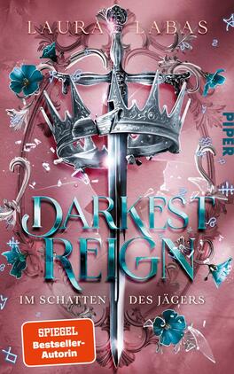 Darkest Reign – Im Schatten des Jägers Das Buchcover zeigt einen zentralen, schimmernden Silberstecher mit einem aufgesetzten krönenden Element. Rund um das Schwert sind floral gestaltete, blaue Elemente und leuchtende Akzente in Pink sowie im Hintergrund weist eine pastellfarbene Rosa-Tongebung auf. Der Titel „DARKEST REIGN“ ist in großen, kräftigen, türkisfarbenen Buchstaben platziert, während der Untertitel „IM SCHATTEN DES JÄGERS“ in kleinerer Schrift erscheint. Der Name der Autorin, Laura Labas, ist oben in eleganten Buchstaben zu sehen.