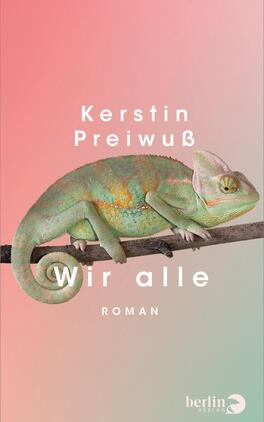 Wir alle Das Buchcover zeigt ein ruhendes Chamäleon in grünen, türkis- und orangefarbenen Tönen, auf einem dünnen Ast liegend vor einem sanften Farbverlauf von Rosa links zu Mintgrün rechts. Oben steht der Autorenname Kerstin Preiwuß in weißen, großzügig gesetzten Großbuchstaben; der Titel Wir alle erscheint in weißer Typografie, darunter klein das Wort ROMAN. Die Stimmung wirkt ruhig, minimalistisch und leicht surreal.