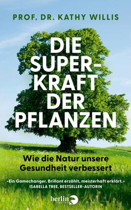 Die Superkraft der Pflanzen Das Buchcover zeigt einen großen, grünen Baum vor einem hellblauen Himmel, der die Natur symbolisiert. In großen, weißen Buchstaben steht der Titel „DIE SUPERKRAFT DER PFLANZEN“ zentral platziert, darüber der Name der Autorin „Prof. Dr. Kathy Willis“ in einer schlichten Schrift. Unter dem Titel befindet sich der Untertitel „Wie die Natur unsere Gesundheit verbessert“ in kleinerer Schrift. Am unteren Rand des Covers ist ein Zitat von Isabella Tree, Bestseller-Autorin, in kursiver Schrift hervorgehoben. Die gesamte Farbgebung ist frisch und einladend.