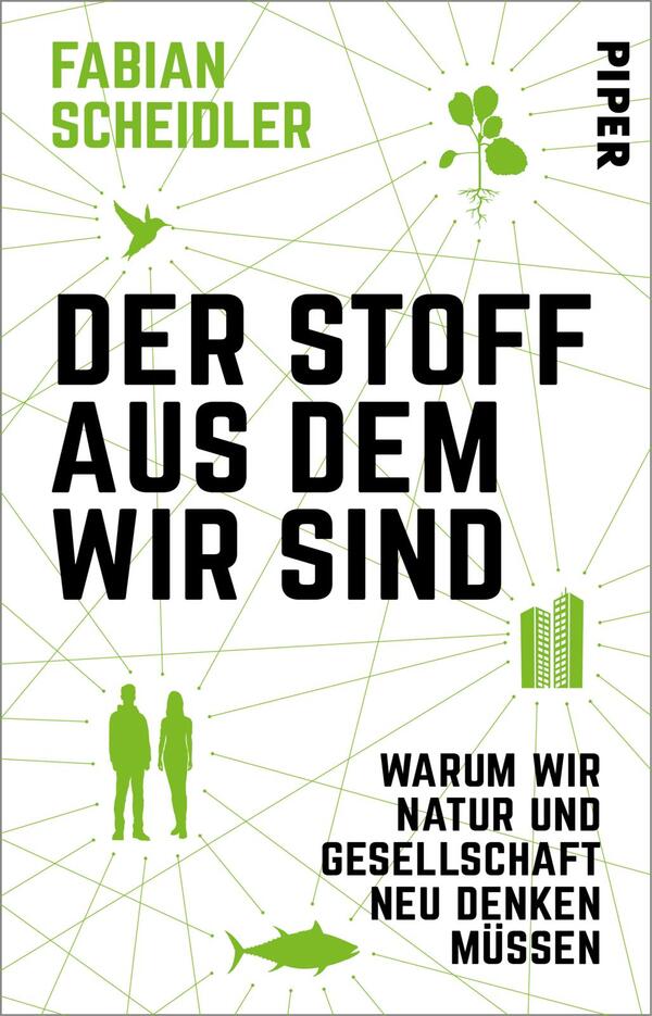 Das Buchcover zeigt einen hellen Hintergrund, auf dem in schwarz die Titelzeilen „DER STOFF AUS DEM WIR SIND“ und in kleinerer Schrift „WARUM WIR NATUR UND GESELLSCHAFT NEU DENKEN MÜSSEN“ platziert sind. Der Autor Fabian Scheidler ist in grüner Schrift oben links aufgeführt. Grafische Elemente wie Pflanzen, Vögel und stilisierte Gebäude in verschiedenen Grüntönen umgeben die Schrift und verleihen dem Cover eine lebendige, naturverbundene Atmosphäre.