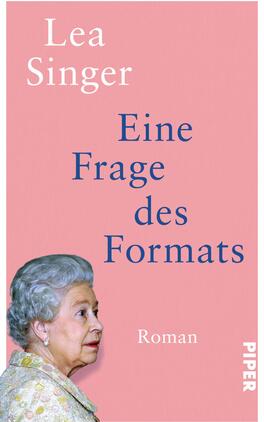 Eine Frage des Formats Das Buchcover zeigt einen rosa Hintergrund. In der oberen linken Ecke ist der Name der Autorin „Lea Singer“ in weißer Schrift platziert. Darunter steht der Titel „Eine Frage des Formats“ in blauer Schrift, gefolgt von dem Wort „Roman“ in kleinerer Schriftgröße. Auf der rechten Seite ist ein Portrait einer älteren Frau mit grauen Haaren und einem blauen Kleid zu sehen, die leicht seitlich blickt. Die Gestaltung vermittelt einen zeitgenössischen, nachdenklichen Eindruck.