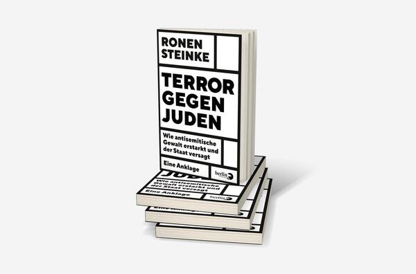 Bücherstapel des Buches „Terror gegen Juden“