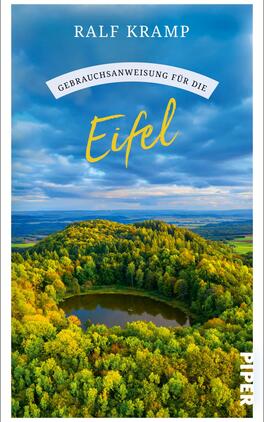 Gebrauchsanweisung für die Eifel Das Buchcover zeigt eine Luftaufnahme einer grünen, bewaldeten Hügellandschaft mit einem kleinen See im Vordergrund. Der Himmel ist blau mit einigen grauen Wolken. Der Titel „Eifel“ ist prominent in gelber, geschwungener Schrift platziert, während der Untertitel „Gebrauchsanweisung für die“ in Weiß auf einem geschwungenen Banner steht. Oben wird der Autorennamen „Ralf Kramp“ in klarer, schwarzer Schrift aufgeführt. Unten rechts befindet sich das Verlagslogo „PIPER“ in Weiß.