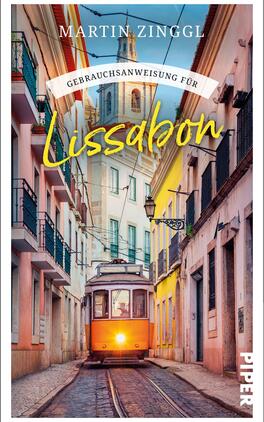 Gebrauchsanweisung für Lissabon Das Buchcover zeigt eine malerische Straßenansicht von Lissabon mit einem gelben Straßenbahnwagen, der durch die engen Gassen fährt. Die Gebäude sind in warmen, pastelartigen Farben gehalten, darunter Gelb und Beige. Am oberen Rand steht der Titel „Gebrauchsanweisung für Lissabon“ in geschwungener, gelber Schrift, unter einem weißen Banner mit dem Autorennamen „MARTIN ZINGGL“. Die Atmosphäre vermittelt ein Gefühl von mediterraner Lebensfreude und urbaner Entdeckung.