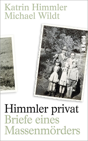Das Buchcover zeigt eine schwarz-weiße Fotografien von einem Mann mit Hut und vier Kindern in einer ländlichen Umgebung. Der Hintergrund ist in sanften Grüntönen gehalten. Der Titel „Himmler privat“ und der Untertitel „Briefe eines Massenmörders“ sind in einer klaren, modernen Schriftart in Weiß und Grauton abgedruckt. Die Namen der Autoren, Katrin Himmler und Michael Wildt, stehen in kleinerer Schriftgröße über dem Titel. Das Verlagslogo ist in der oberen rechten Ecke platziert.