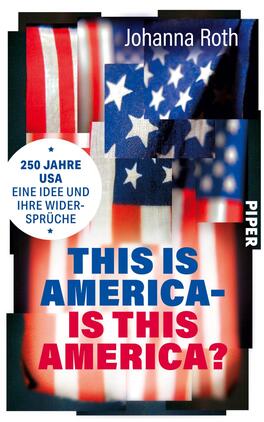 This is America – is this America? Das Buchcover zeigt eine Collage aus verschiedenen Motiven der amerikanischen Flagge, gekrönt von einem dunklen Hintergrund. Farblich dominieren Rot, Weiß und Blau, die für den amerikanischen Patriotismus stehen. Der Buchtitel „THIS IS AMERICA- IS THIS AMERICA?“ ist in großen, kräftigen Buchstaben in Blau und Rot hervorgehoben. Oben auf dem Cover befindet sich ein halbkreisförmiger Textbanner in Weiß mit blauen und roten Sternen, der die Worte „250 JAHRE USA EINE IDEE UND IHRE WIDERSPRUCH“ trägt.