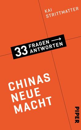 Chinas neue Macht Das Buchcover zeigt einen kräftigen orangefarbenen Hintergrund. Oben links steht in einer schlichten, modernen Schrift der Name des Autors „Kai Strittmatter“. In der Mitte des Covers ist in großen, schwarzen Lettern der Titel „33 Fragen – Antworten“ platziert, begleitet von einem Pfeil, der die Verbindung zwischen beiden Worten symbolisiert. Am unteren Rand des Covers befindet sich der Titel „CHINAS NEUE MACHT“ in weißer Schrift, die klar und auffällig ist. Das Cover vermittelt eine sachliche und informative Atmosphäre.