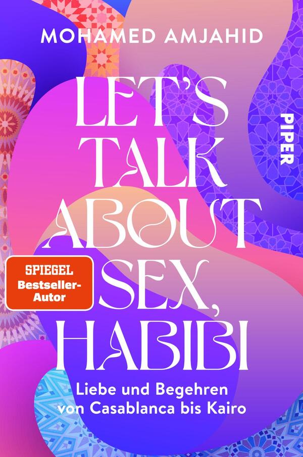 Das Buchcover zeigt einen harmonischen Farbverlauf von Pink über Lila zu Blau, der von filigranen, geometrischen Mustern durchzogen ist. Der Titel „LET'S TALK ABOUT SEX, HABIBI“ ist in großer, eleganter Schrift in Weiß gehalten, während der Name des Autors „Mohamed Amjahid“ in einer schlichten Schriftart oben links platziert ist. Im unteren Bereich findet sich ein rotes Banner mit dem Text „SPIEGEL Bestseller-Autor“. Die Gestaltung vermittelt eine einladende und neugierige Atmosphäre zum Thema Liebe und Begehren.