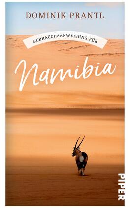 Gebrauchsanweisung für Namibia Das Buchcover zeigt eine weite, sandfarbene Wüstenlandschaft mit sanften Dünen im Hintergrund. Im Vordergrund ist eine Antilope abgebildet, die allein über den sandigen Boden läuft. Der Titel „Namibia“ ist in geschwungener, weißer Schrift platziert und wird durch den Untertitel „Gebrauchsanweisung für“ ergänzt, der in einer schmaleren, grauen Schrift darüber steht. Der Autor Dominik Prantl ist am oberen Ende des Covers sichtbar. Die Gesamtatmosphäre vermittelt ein Gefühl von Weite und Abenteuer.