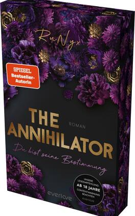 The Annihilator – Du bist seine Bestimmung Das Buchcover zeigt eine üppige Anordnung von dunklen, violetten und schwarzen Blumen, die den Hintergrund bilden. Im Vordergrund ist der Titel „THE ANNIHILATOR“ in großen, goldenen Buchstaben zu sehen, gefolgt von dem Wort „ROMAN“ in kleinerer Schrift darunter. Der Untertitel „Du bist seine Bestimmung“ steht in weißer Schrift und ist elegant platziert. Oben links befindet sich ein rotes Label mit der Aufschrift „SPIEGEL-Bestseller-Autorin“. Ein Hinweis zur Leseempfehlung ist in einem runden, weißen Feld unten links angebracht.
