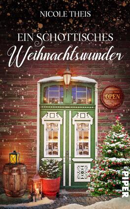 Ein schottisches Weihnachtswunder Das Buchcover zeigt eine festlich geschmückte Eingangstür in einem rustikalen, mit roten Ziegelsteinen verkleideten Gebäude. Die Tür ist grün und hat Fenster mit weißen Rahmen. Neben der Tür steht ein dekorierter Weihnachtsbaum und ein gemütlicher Holzfass mit einer Laterne. Im oberen Bereich schneit es leicht, und es funkeln bunte Lichter. Der Titel „Ein schottisches Weihnachtswunder“ von Nicole Theis ist in eleganter, geschwungener Schrift in Weiß und Schwarz platziert. Ein „OPEN“-Schild ist deutlich sichtbar.