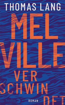 Melville verschwindet Das Buchcover zeigt einen dynamischen, blauen Hintergrund mit einem wellenartigen Muster. In der Mitte steht der Titel „MELVILLE“ in großen, orangefarbenen Buchstaben, gefolgt von dem Wort „VERSCHWINDET“ in einer schmaleren Schriftart, ebenfalls in Orange. Der Name des Autors, Thomas Lang, ist in kleinerer Schriftgröße am oberen Rand platziert. Am unteren Rand wird das Wort „Roman“ in Weiß aufgeführt. Die Farbkontraste und die Schriftarten verleihen dem Cover eine moderne und auffallende Atmosphäre.