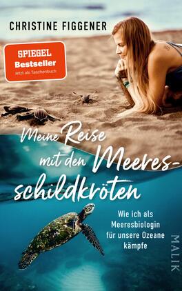 Meine Reise mit den Meeresschildkröten Das Buchcover zeigt eine Sandstrand-Szene, in der eine Frau mit langen, braunen Haaren auf einer Liege sitzt und nachdenklich auf das Meer blickt. Im oberen Bereich des Covers sind die Worte „SPIEGEL Bestseller“ und „Jetzt als Taschenbuch“ in weißen Schriftzügen auf einem blauen Hintergrund platziert. Der Titel „Meine Reise mit den Meeresschildkröten“ ist in einer verspielten Schriftart in Weiß gehalten und befindet sich im unteren Bereich, unterhalb eines Bildes einer grünen Meeresschildkröte. Der Untertitel „Wie ich als Meeresbiologin für unsere Ozeane kämpfe“ steht in kleinerer, schwarzer Schrift.