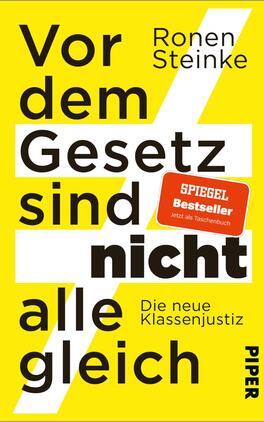 Vor dem Gesetz sind nicht alle gleich Das Buchcover zeigt einen hellgelben Hintergrund mit dominanter Typografie. Der Titel „Vor dem Gesetz sind nicht alle gleich“ steht in großen, schwarz und teilweise fett gedruckten Buchstaben. Unter dem Titel ist der Zusatz „Die neue Klassenjustiz“ in kleinerer Schriftgröße zu sehen. In einer roten, auffälligen Box befindet sich der Hinweis „SPIEGEL Bestseller – Jetzt als Taschenbuch“. Der Autor Ronen Steinke wird prominent über dem Titel platziert. Die Gestaltung vermittelt eine klare, provokante und einladende Atmosphäre.