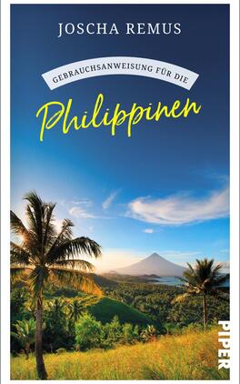 Gebrauchsanweisung für die Philippinen Das Buchcover zeigt eine idyllische Landschaft der Philippinen mit einem hohen, schneebedeckten Vulkan im Hintergrund und üppigen grünen Hügeln im Vordergrund. Palmbaeume rahmen die Szene ein, während ein klarer Himmel in sanften Blautönen darüber strahlt. Der Titel „Philippinen“ steht in einer auffälligen, gelben Schrift, während der Untertitel „Gebrauchsanweisung für die“ in weißer Schrift auf einem blauen Banner platziert ist. Der Autor, Joscha Remus, ist im oberen Bereich in einer klaren, eleganten Schrift hervorgehoben.