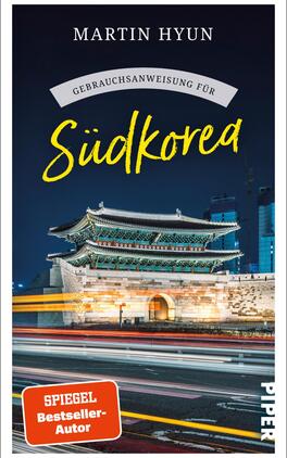 Gebrauchsanweisung für Südkorea Das Buchcover zeigt eine nächtliche Ansicht des Dongdaemun-Tor in Seoul, umgeben von modernen Gebäuden und Lichtern, die eine dynamische Atmosphäre erzeugen. Der Titel „Gebrauchsanweisung für Südkorea“ ist in gelber Schrift in einer handschriftlichen Typografie hervorgehoben, während der Autor „Martin Hyun“ in auffälligem Schwarz oben platziert ist. Unten links befindet sich ein rotes Label mit dem Text „SPIEGEL Bestseller-Autor“. Die Gestaltung vermittelt eine Mischung aus traditioneller und moderner koreanischer Kultur.