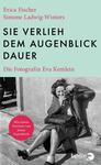 Das Buchcover zeigt im oberen Drittel ein mintgrünes Feld mit dem großen, schwarzen, serifenlosen Titel in Versalien „SIE VERLIEH DEM AUGENBLICK DAUER“; links oben stehen in roter Serifenschrift die Autorennamen Erica Fischer und Simone Ladwig-Winters, darunter in kleiner roter Serifenschrift der Untertitel Die Fotografin Eva Kemlein. Die untere Hälfte zeigt ein schwarzweißes Foto einer lächelnden Frau, die mit einer Kamera auf dem Gehsteig sitzt; Atmosphäre: nostalgisch, dokumentarisch.