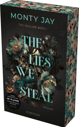 The Lies we steal Das Buchcover zeigt einen dunklen Hintergrund, der mit floralen Elementen in sanften Farbtönen, hauptsächlich Blau und Gold, kombiniert ist. In der Mitte steht der Titel „THE LIES WE STEAL“ in einer eleganten, hellblauen Schrift, darunter der Zusatz „Roman“. Oben auf dem Cover sind der Name des Autors Monty Jay und der Untertitel „THE HOLLOW BOYS I“ in kleinerer Schrift platziert. Unten befindet sich der Hinweis „UNSERE LESENEMPFEHLUNG AB 18 JAHRE“.