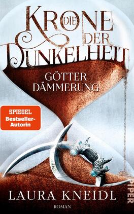 Die Krone der Dunkelheit Das Buchcover zeigt eine stilisierte Sanduhr, deren obere Hälfte mit dunklem Sand gefüllt ist, während die untere Hälfte die Worte „DIE KRONE DER DUNKELHEIT“ in geschwungener, weißer Typografie trägt. Darunter steht „GÖTTER DÄMMERUNG“ in kräftigem Rot. Am unteren Rand des Covers befindet sich der Name der Autorin, „LAURA KNEIDL“, ebenfalls in weißer Schrift. Eine geschwungene Klinge ist harmonisch in das Design integriert. Der Hintergrund ist in sanften Blau- und Grautönen gehalten und vermittelt eine mystische Atmosphäre.