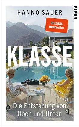 Klasse Das Buchcover zeigt eine stilvolle Poollandschaft mit zwei Frauen, die in eleganter Kleidung an einem Tisch sitzen. Die Frau links trägt ein schickes, helles Outfit und eine schwarze Sonnenbrille, während die Frau rechts ein gelbes Kleid trägt und entspannt aussieht. Im Hintergrund sind hohe Berge und eine moderne Villa zu erkennen. Der Titel „KLASSE“ ist groß und in weißer Schrift angeordnet, darüber steht der Autor „HANNO SAUER“ in einer schmalen, schwarzen Schrift. Unten befindet sich der Untertitel „Die Entstehung von Oben und Unten“.