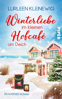 Winterliebe im kleinen Hofcafé am Deich Das Buchcover zeigt ein verschneites Winterlandschaftsbild mit einem einladenden Hofcafé. Das helle Gebäude ist mit roten und weißen Akzenten gestaltet und hat große Fenster. Vor dem Café steht ein dekorierter Weihnachtsbaum, während die Umgebung mit schnee bedeckten Gräsern und einer glitzernden Schneedecke versehen ist. Der Titel „Winterliebe im kleinen Hofcafé“ erscheint in geschwungener, roter Schrift. Der Autorname, Lurleen Klinewig, ist oben in blauer Schrift platziert. Das Cover vermittelt eine warme, festliche Atmosphäre.
