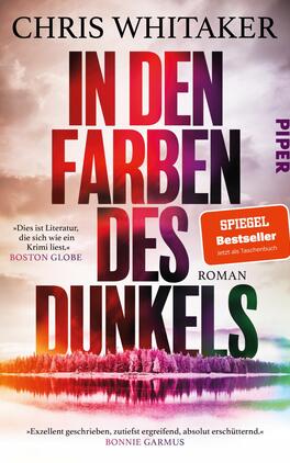 In den Farben des Dunkels Das Buchcover zeigt einen dramatischen Himmel in kräftigen Farben von lila bis rot, der den Titel „IN DEN FARBEN DES DUNKELS“ in auffälliger Schrift ziert. Der Autor Chris Whitaker ist oben auf dem Cover in klarer, schwarzer Typografie angebracht. Im Vordergrund ist eine ruhige Landschaft mit Bäumen am Wasser zu sehen, die eine geheimnisvolle Atmosphäre erzeugt. Ein rotes Rechteck in der oberen rechten Ecke trägt den Text „SPIEGEL Bestseller“, während ein gelbes Banner mit „Jetzt als Taschenbuch“ das Cover ergänzt.