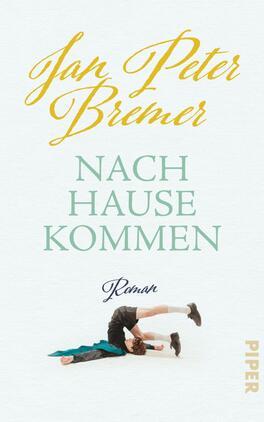 Nachhausekommen Das Buchcover zeigt auf hellem, strukturiertem Hintergrund den Titel „Nach Hause kommen“ in moderner, mintgrüner Schrift. Darunter steht das Wort „Roman“ in kleinerer, eleganter Schrift. Oben auf dem Cover ist der Name des Autors, Jan Peter Bremer, in geschwungener, goldener Schrift platziert. Am unteren Rand ist die Verlagsmarke „PIPER“ in heller Schrift zu sehen. Das zentrale Bild zeigt eine Person in einer dynamischen Pose, die entspannt auf dem Boden liegt und eine melancholische, aber zugleich hoffnungsvolle Atmosphäre vermittelt.