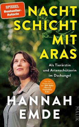 Nachtschicht mit Aras Das Buchcover zeigt eine Frau mit braunen, lockigen Haaren, die nachdenklich in die Ferne blickt. Ihr Outfit ist in neutralen Farbtönen gehalten. Der Titel „NACHTSCHICHT MIT ARAS“ ist in großen, gelben Buchstaben oben platziert. Unter dem Titel steht der Untertitel „Als Tierärztin und Artenschützerin im Dschungel“ in einem kleineren, weißen Schriftzug. Im Hintergrund ist ein grüner Dschungel mit stilisierten Aras sichtbar. Der Autor*innenname „HANNAH EMDE“ erscheint unten in einer auffälligen Schriftart. Oben links ist ein Aufkleber mit der Aufschrift „SPIEGEL Bestseller-Autorin“.