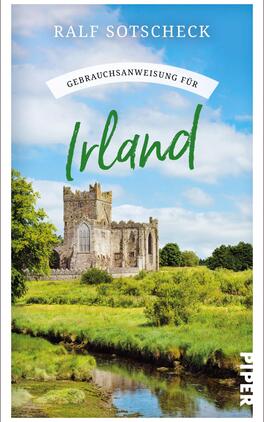 Gebrauchsanweisung für Irland Das Buchcover zeigt eine romantische irische Landschaft mit einem teils ruinösen Schloss im Vordergrund, umgeben von saftigem Grün und einem klaren Wasserlauf. Der Himmel ist hellblau mit weißen Wolken, was eine freundliche Atmosphäre vermittelt. Der Titel „Gebrauchsanweisung für Irland“ ist in eleganter, grüner Schrift prominent platziert, während der Autorenname „RALF SOTSCHECK“ darüber in schlichterer Schrift erscheint.