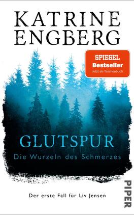 Glutspur Das Buchcover zeigt eine mystische Waldlandschaft mit dunkelgrünen und blauen Tönen, die eine düstere Atmosphäre vermitteln. Oben steht in großen, schwarzen Buchstaben „Katrine Engberg“. Der Titel „GLUTSPUR“ wird in leuchtendem Blau hervorgehoben, gefolgt vom Untertitel „Die Wurzeln des Schmerzes“ in kleinerer Schrift. In der oberen rechten Ecke befindet sich ein orangener Button mit dem Text „SPIEGEL Bestseller – Jetzt als Taschenbuch“. Am unteren Rand ist das Verlagslogo „PIPER“ zu sehen.