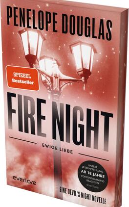 Fire Night – Ewige Liebe Das Buchcover zeigt eine romantische Szenerie mit einem stimmungsvollen grauen Hintergrund und einer leichten Nebelatmosphäre. Im Vordergrund sind zwei leuchtende Straßenlaternen, die sanftes Licht ausstrahlen. Der Titel „FIRE NIGHT“ steht in großen, auffälligen Buchstaben in Schwarz, während der Untertitel „EWIGE LIEBE“ in kleinerer Schrift darunter erscheint. Der Name der Autorin, Penelope Douglas, prangt oben auf dem Cover. Ein rotes Quadrat mit dem Text „SPIEGEL Bestseller-Autorin“ ist in der oberen linken Ecke platziert.