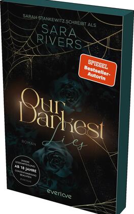 Our darkest Lies Das Buchcover zeigt einen dunklen, mystischen Hintergrund mit einem verführerischen Farbverlauf in Schwarz und Dunkelgrün. Im Vordergrund steht der Titel „Our Darkest Lies“ in eleganter, goldener Schrift, die leicht verspielt wirkt. Unter dem Titel liegt das Wort „Lies“ in handschriftlicher Typografie. In der oberen rechten Ecke befindet sich ein rotes Label mit dem Text „SPIEGEL-Bestseller-Autorin“. Dezent eingewebte Spinnweben und eine schwarze Rose ergänzen die geheimnisvolle Atmosphäre.