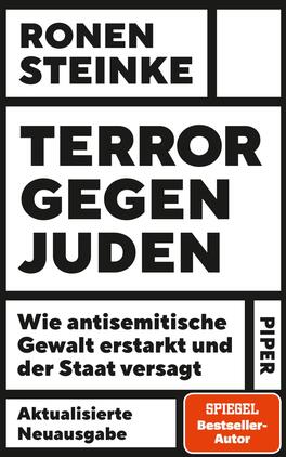 Terror gegen Juden Das Buchcover zeigt einen klaren, kontrastreichen schwarz-weißen Hintergrund. Oben steht in großen, fettgedruckten Buchstaben „RONEN STEINKE“. Darunter in noch größerem Schriftzug und ebenfalls fett „TERROR GEGEN JUDEN“. Weiter unten folgt der Untertitel „Wie antisemitische Gewalt erstarkt und der Staat versagt“ in kleinerer Schrift. Am unteren Rand befindet sich der Hinweis „PIPER“ sowie „Aktualisierte Neuausgabe“. In der rechten unteren Ecke ist ein Hinweis „SPIEGEL Bestseller-Autor“ in einer farbigen Box. Die Gesamtgestaltung vermittelt eine ernste, aufmerksame Atmosphäre.