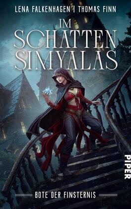 Bote der Finsternis Das Buchcover zeigt eine mysteriöse Szene mit einer weiblichen Figur in einem rot-schwarzen Outfit, die auf einer Holztreppe steht. Sie hat lange, dunkle Haare und blickt entschlossen nach vorne. Im Hintergrund sind dunkle, schattenhafte Gebäude sichtbar, die eine geheimnisvolle Atmosphäre erzeugen. Der Titel „IM SCHATTEN SIMYALAS“ ist in großen, ornamentalen Buchstaben oben platziert, während der Untertitel „Bote der Finsternis“ in kleineren, eleganten Schriftzügen darunter steht. Die Farben sind dunkle Töne, die die geheimnisvolle Stimmung des Covers unterstreichen.