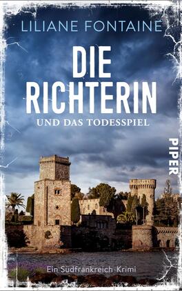 Die Richterin und das Todesspiel Das Buchcover zeigt eine imposante Burganlage mit Türmen und umgeben von üppigem Grün, unter einem dramatisch bewölkten Himmel. Die Schriftzüge „DIE RICHTERIN“ und „UND DAS TODESSPIEL“ sind in großen, weißen Buchstaben prominent platziert, während der Untertitel „Ein Südfrankreich-Krimi“ in kleinerer Schrift am unteren Rand steht. Die Farbpalette umfasst erdige Töne und intensives Blau, was eine spannungsgeladene Atmosphäre erzeugt. Der Autor Liliane Fontaine wird am oberen Rand genannt.