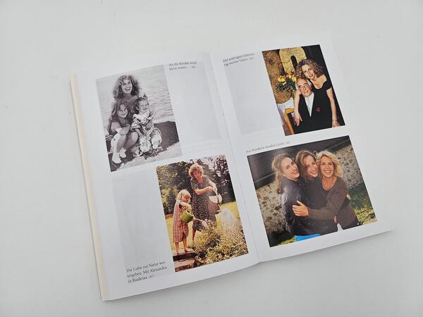 Innenansicht des Buches „Hinter dem Lächeln“