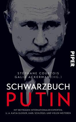 Schwarzbuch Putin Das Buchcover zeigt ein Porträt von Wladimir Putin in grauen und schwarzen Farbtönen, das seine Gesichtszüge deutlich hervorhebt. Der Hintergrund ist dunkel gehalten, was die ernste Atmosphäre verstärkt. Der Titel „SCHWARZBUCH PUTIN“ ist in großen, weißen Buchstaben geschrieben, während der Name der Herausgeber „Stéphane Courtois, Galia Ackerman (Hg.)“ darüber angegeben ist. Das Verlagssymbol „PIPER“ erscheint vertikal an der rechten Seite des Covers.
