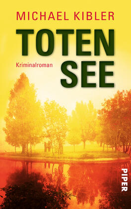 Totensee Das Buchcover zeigt eine düstere Landschaft mit einem stillen See, umgeben von dichtem, herbstlichem Laub. Die Farbpalette besteht aus satten Gelb- und Rottönen, die eine spannungsgeladene Atmosphäre schaffen. In großen, grünen Buchstaben steht der Titel „TOTEN SEE“, während der Untertitel „Kriminalroman“ in kleinerer Schrift darunter platziert ist. Der Autorenname Michael Kibler ist ebenfalls prominent in der oberen Bildhälfte zu sehen.