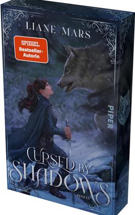 Cursed by Shadows Das Buchcover zeigt eine nächtliche, kalte Schneelandschaft in dunklen Blau- und Grautönen; vorn kniet eine junge Frau in einem Umhang, die eine in den Boden gesteckte Schwertspitze hält und einem großen, bedrohlich wirkenden Wolf gegenüberblickt. Oben steht der Autorenname Liane Mars in klaren Versalien, unten der Titel „Cursed by Shadows“ in verschnörkelter, silbrig-weißer Schrift. Ein oranger Button mit dem Text „SPIEGEL Bestseller-Autorin“ ist rechts oben.