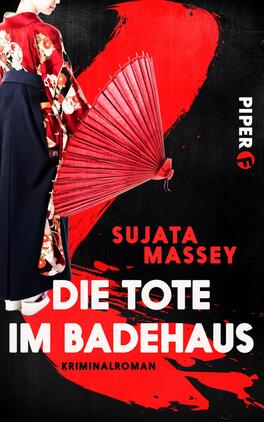Die Tote im Badehaus Das Buchcover zeigt eine Frau in traditioneller japanischer Kleidung, die mit einem rot-weißen Sonnenschirm posiert. Der Hintergrund ist tiefschwarz, mit einem großen, diagonalen roten Akzent, der Dynamik verleiht. Oben links steht der Name der Autorin, Sujata Massey, in kräftigem Weiß, während der Titel „DIE TOTE IM BADEHAUS“ darunter in einer markanten, weißen Schrift hervorsticht. Am unteren Rand wird das Genre „Kriminalroman“ in kleinerer Schrift angezeigt.