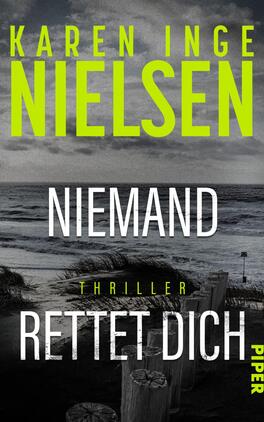 Niemand rettet dich Das Buchcover zeigt einen dramatischen Küstenhorizont in grauen und schwarzen Farbtönen, der eine düstere und spannungsgeladene Atmosphäre vermittelt. Im Vordergrund sind verwitterte Holzpfähle sichtbar, die am Strand aufgestellt sind. Der Titel „Niemand“ ist in auffälligem, leuchtendem Grün platziert, während der Untertitel „Rettet dich“ in weißer Schrift darunter steht. Die Autorenangabe „KAREN INGE NIELSEN“ befindet sich oben in derselben grünen Farbe. Der Hinweis „Thriller“ ist klein und subtil in der Mitte positioniert.